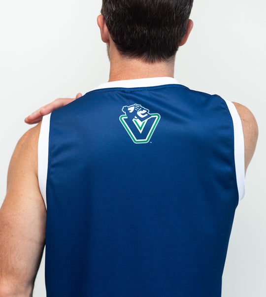 100% polyester material is lightweight, super soft, and pill-proof.