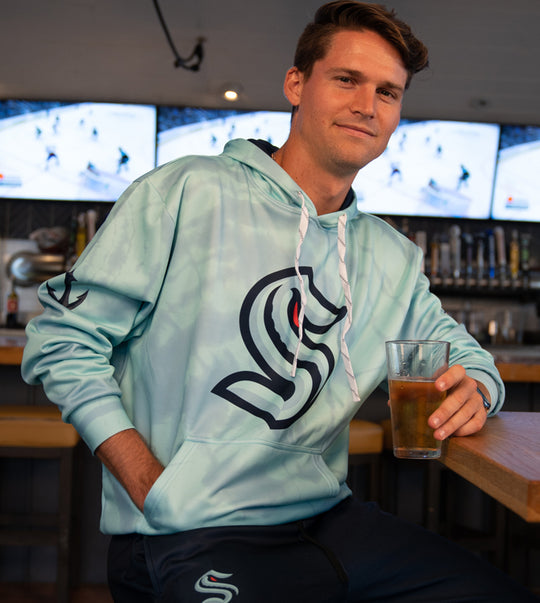 Kangaroo-pouch pocket and high-performance polyester material for ultimate comfort.