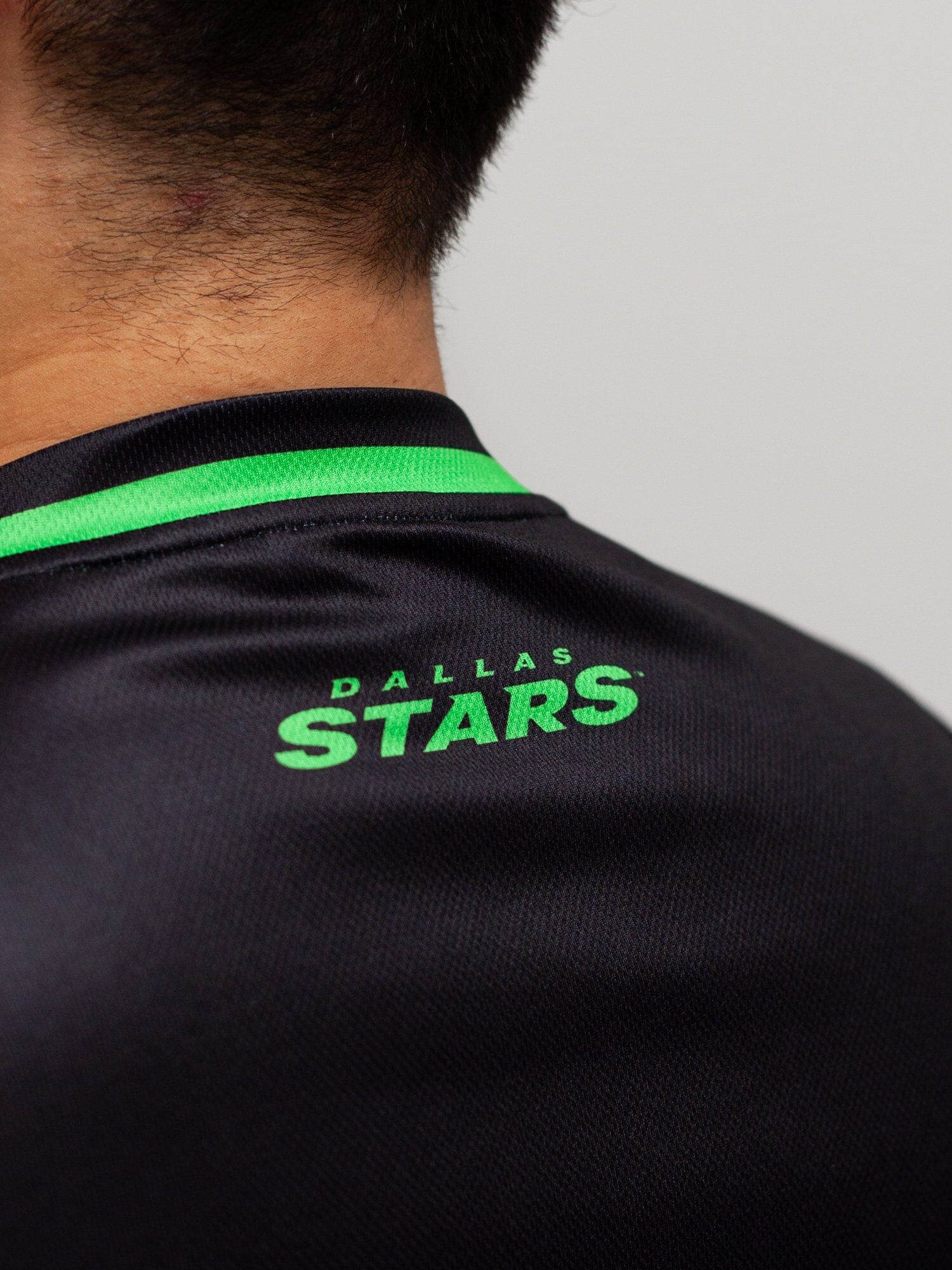Twitter reacts to Dallas Stars' new neon green 'Blackout' jerseys